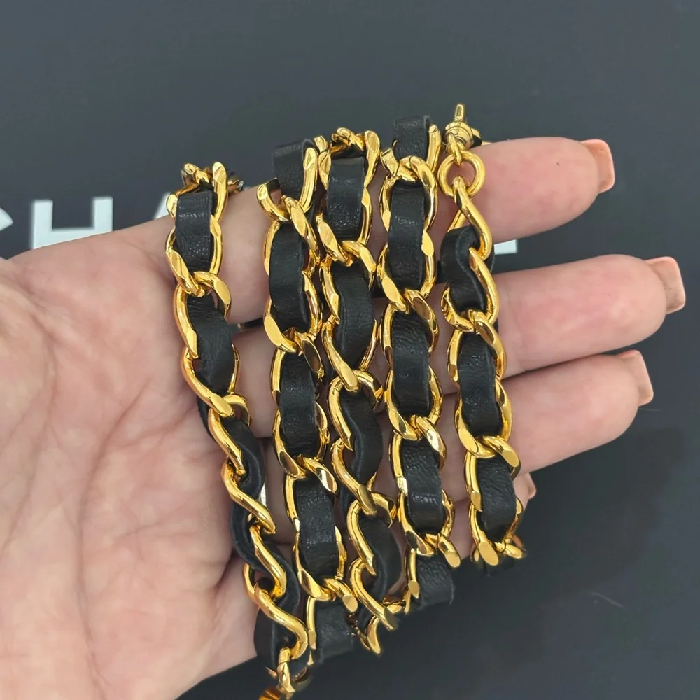 Authentic 1982 CHANEL vintage black leather single chain link belt 90cm